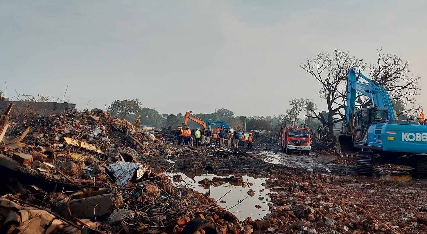 मलबे में शवों से ज्यादा मिल रहे जली अस्थियों के टुकड़े