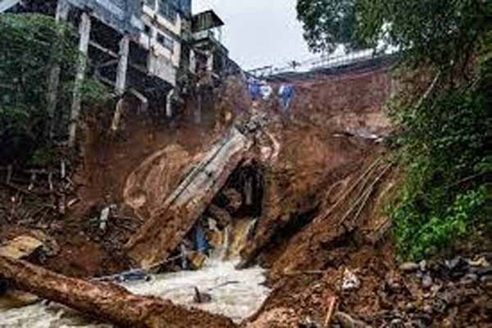 इंडोनेशिया के उत्तरी सुमात्रा प्रांत के तपनौली में भूस्खलन, तीन की मौत, 13 घायल