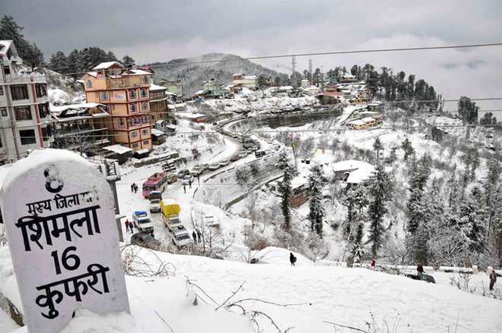 हिमाचल प्रदेश की राजधानी शिमला में लंबे अंतराल के बाद सीजन की पहली बर्फबारी हुई, पर्यटकों की भीड़