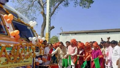 सांसद पाटिल ने खंडवा-सनावद मेमू ट्रेन को हरी झंडी दिखाकर शुभारंभ किया