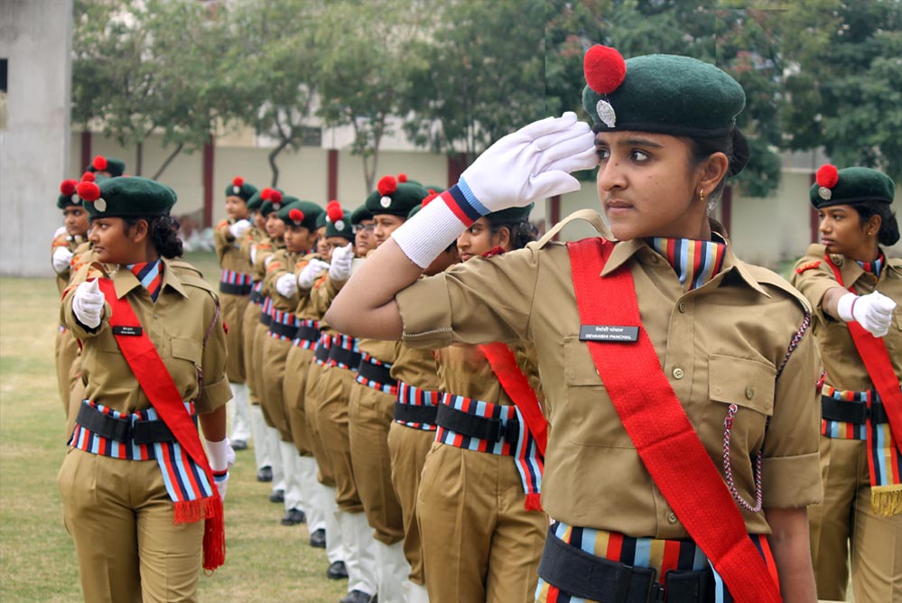 एनसीसी गर्ल्स को एयर होस्टेस बनने का अवसर दे रहा डीडीयू