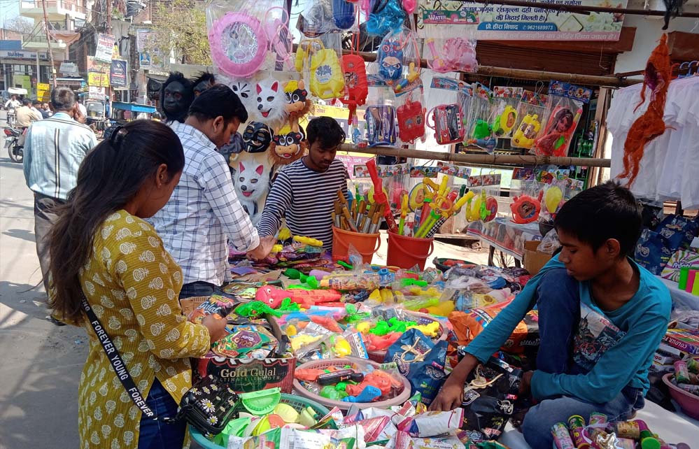 होली को लेकर राजधानी पटना के बाजार में रौनक