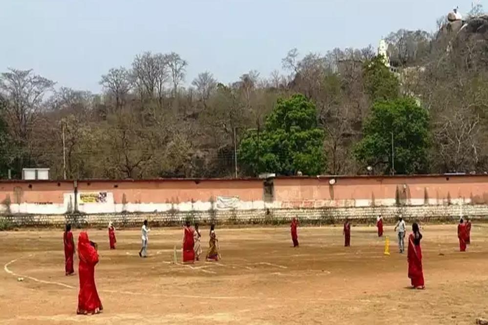 महिलाओं ने साड़ी में क्रिकेट खेलकर वोटिंग प्रतिशत बढ़ाने की लोगों से की अपील