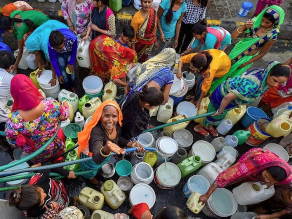 बेंगलुरु में जल संकट गहराता ही जा रहा, वहीं टैंकर माफिया इस संकट का फायदा में उठाने में जुटे