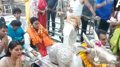 परिवार के साथ आशुतोष राणा ने महाकालेश्वर मंदिर में की पूजा अर्चना