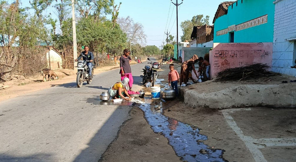 ग्राम पंचायत और प्रशासन से हारकर गांव वालों ने खुद ही की पानी की व्यवस्था, महीनों से थे परेशान