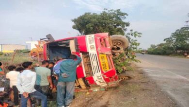 बिलासपुर से नवागढ़ जा रही बारातियों से भरी बस अनियंत्रित होकर पलट गई