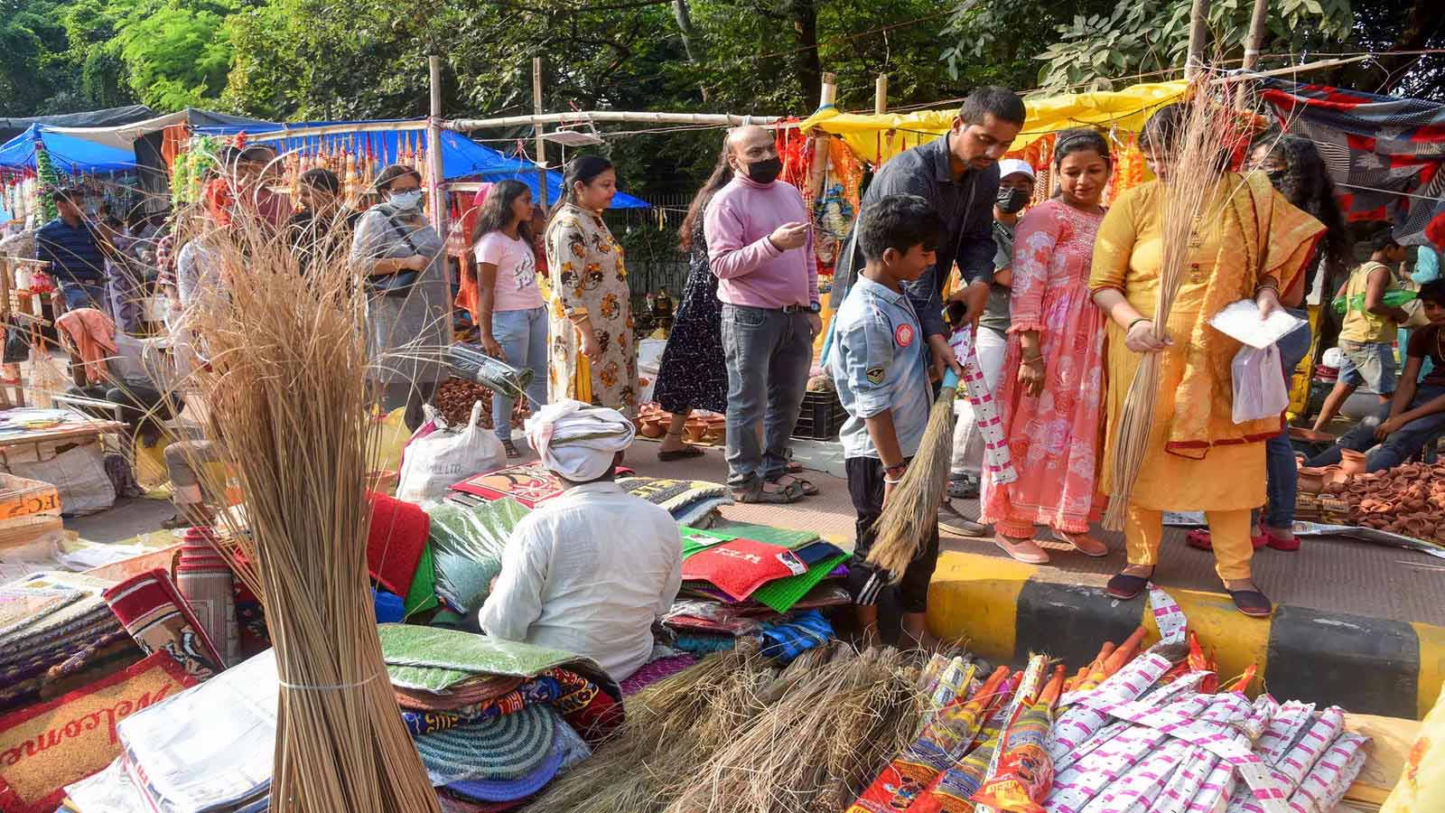 ज्योतिष शास्त्र के साथ वास्तु शास्त्र में भी झाड़ू से जुड़े कई नियम