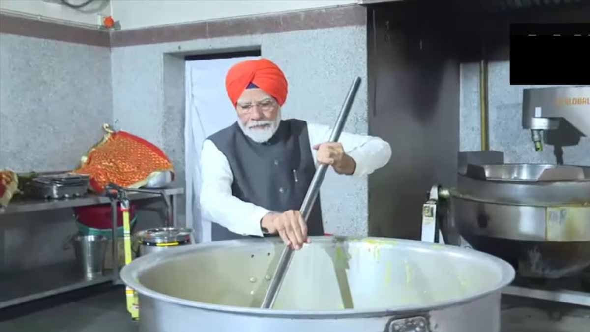 पीएम मोदी ने गुरुद्वारा पटना साहिब में ‘सेवा’ की और लंगर परोसा,रोटियां भी बनाई