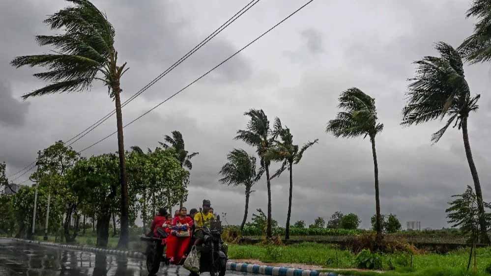 साइक्लोन रेमल: भारी बारिश के बाद कोलकाता के कई इलाकों में भरा पानी