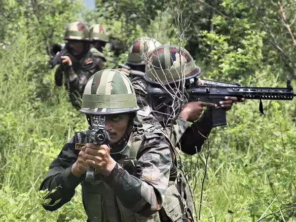 घाटी के कुलगाम में सुरक्षाबलों और आतंकियों के बीच मुठभेड़ जारी