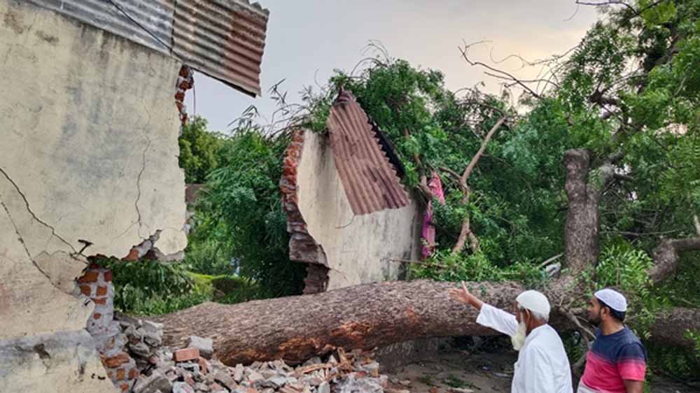 आंधी के साथ हुई बारिश, नौतपा के पहले दिन नेपानगर क्षेत्र के कुछ गांवों में कच्चे मकानों के छप्पर भी उड़ गए