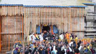 विश्व प्रसिद्ध भगवान केदारनाथ धाम के कपाट वैदिक मंत्रोचार और विधि विधान के साथ आम श्रद्धालुओं के दर्शनार्थ खोल दिए