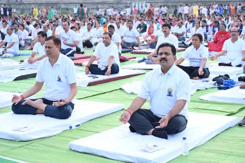 दशम अंतरर्राष्ट्रीय योग दिवस पर रविशंकर स्टेडियम दुर्ग में शामिल हुए उप मुख्यमंत्री विजय शर्मा