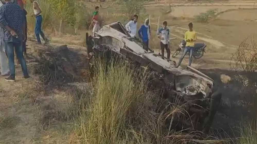 बारातियों की बोलेरो और ट्रैक्टर में टक्कर, जौनपुर में सड़क हादसे में 2 लोगों की मौत बारातियों की बोलेरो और ट्रैक्टर में टक्कर, जौनपुर में सड़क हादसे में 2 लोगों की मौत