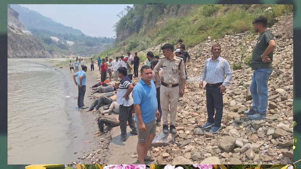 बद्रीनाथ हाइवे पर यात्री वाहन अलकनंदा नदी में गिरा, कई की मौत की सूचना, 7 लोग घायल