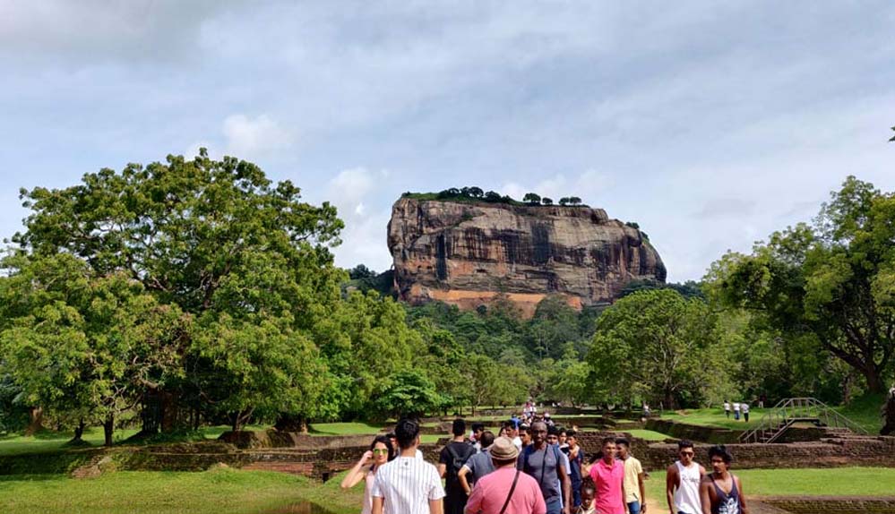 श्रीलंका: गंभीर आर्थिक संकट के उबरते देश में इस साल छह माह में 9 लाख पर्यटक पहुंचे