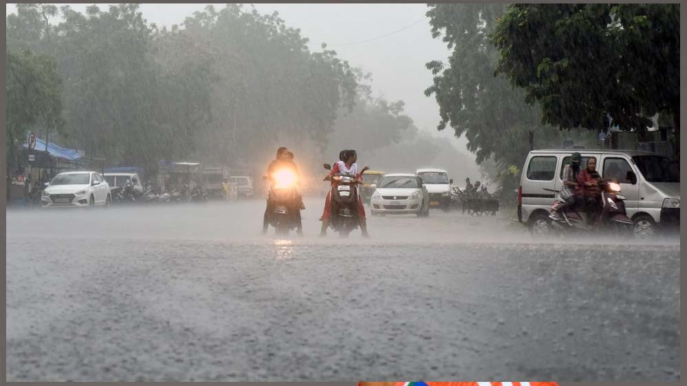 मॉनसून से पहले  गुजरात में भयंकर बारिश और तेज हवाएं, मछुवारों को समुद्र में जाने पर रोक, रेड अलर्ट जारी