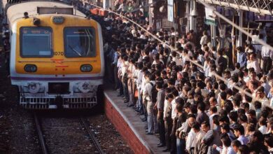 मुंबई की ट्रेन में यात्रियों को जानवरों की तरह यात्रा करते देखना शर्मनाक: कोर्ट