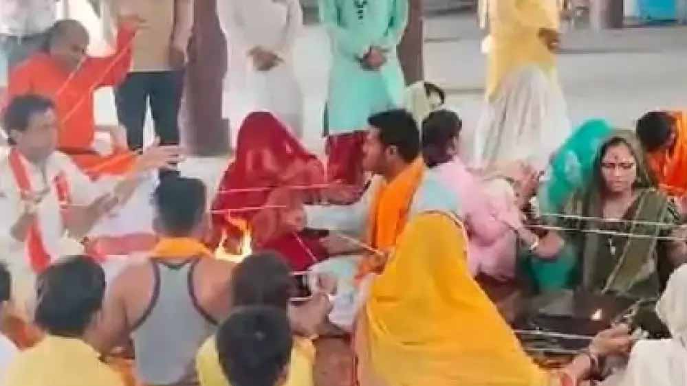 खजराना गणेश मंदिर में 30 लोगों की हुई घर वापसी, कलेक्टोरेट में आवेदन दिया था खजराना गणेश मंदिर में 30 लोगों की हुई घर वापसी, कलेक्टोरेट में आवेदन दिया था