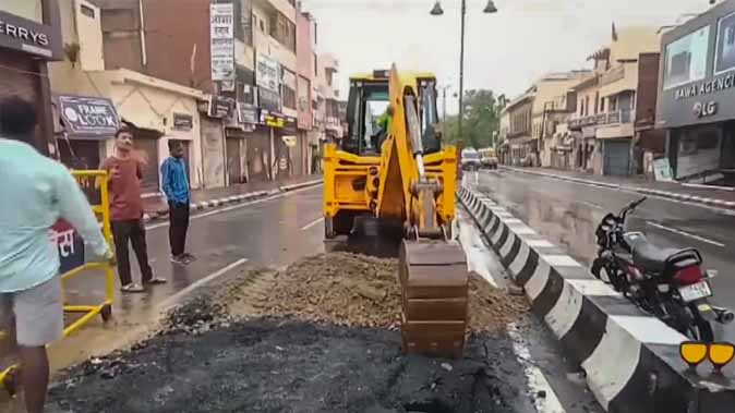 बारिश में राम मंदिर में रिसाव, राम पथ पर गड्ढे, CM योगी ने लगाई फटकार, 6 सस्पेंड