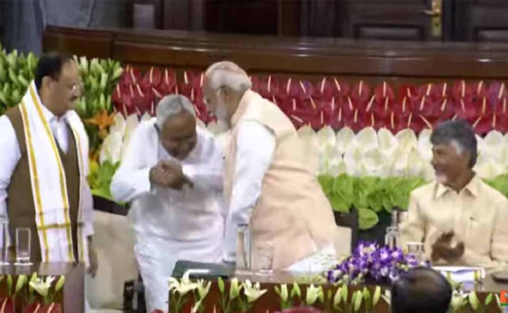 नीतीश ने फिर एक बार मोदी के पांव छूए, एनडीए मीटिंग में PM-CM का भावुक मिलन नीतीश ने फिर एक बार मोदी के पांव छूए, एनडीए मीटिंग में PM-CM का भावुक मिलन