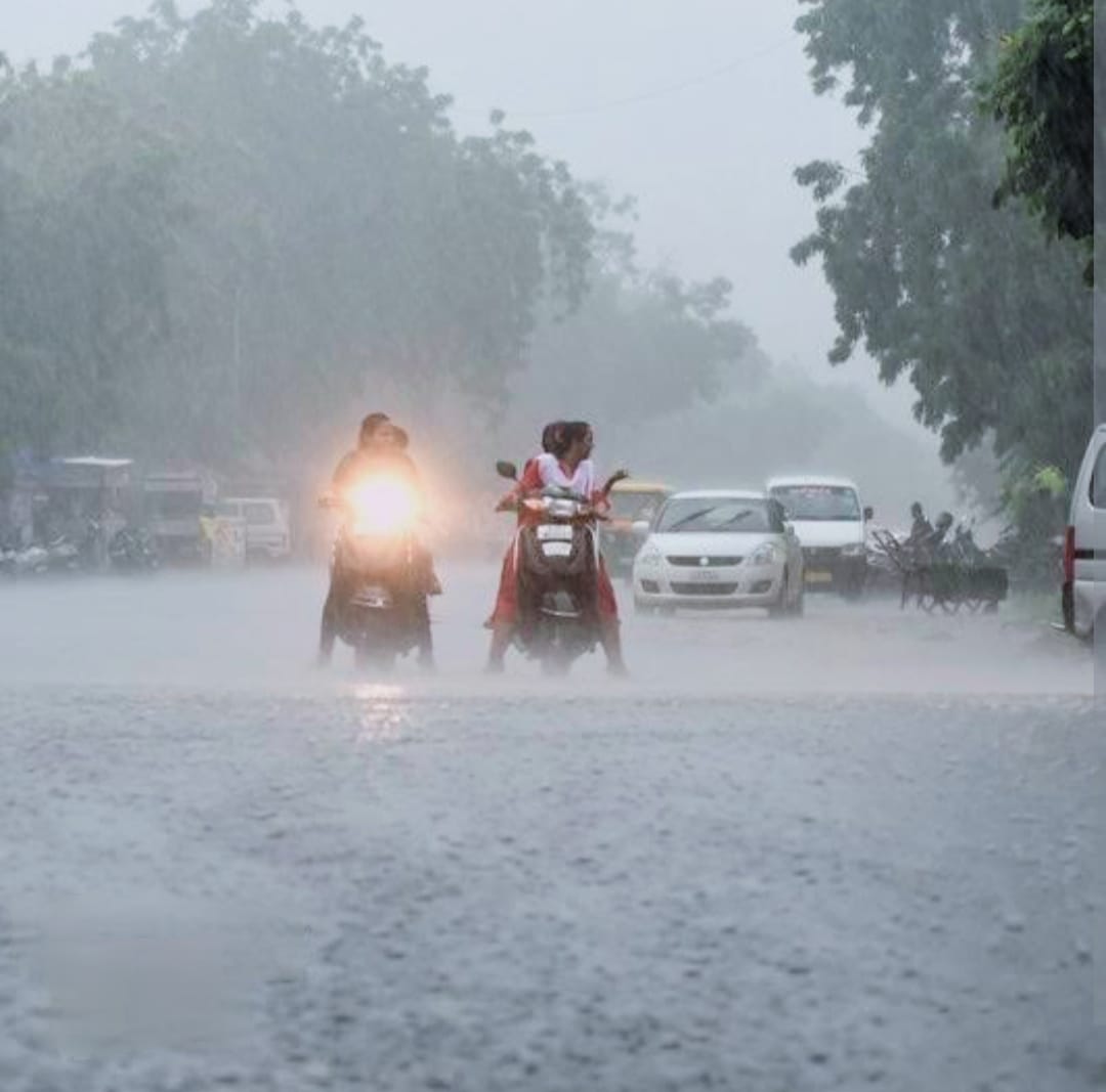 भारी वर्षा को देखते हुए विधायक रिकेश के निर्देश पर निगम कमिश्नर ने बनायीं सौ कर्मचारियों की टीम रहेगी अलर्ट मोड पर