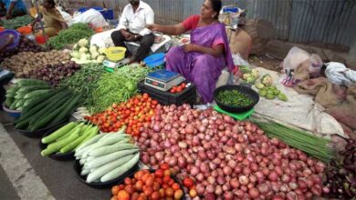 बारिश और गर्मी के कारण प्याज, खीरा व टमाटर के दामों में भारी बढ़ोतरी