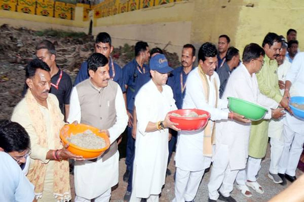 मुख्यमंत्री डॉ. यादव ने ऐतिहासिक सागरताल में श्रमदान कर दिया जल संरक्षण का संदेश