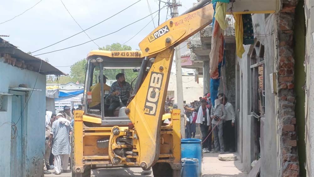 मंदिर परिसर में बछड़े का कटा सिर फेंकने के मामले में दो और आरोपितों के घरों पर चला बुलडोजर, पुलिस प्रशासन हुआ सख्त