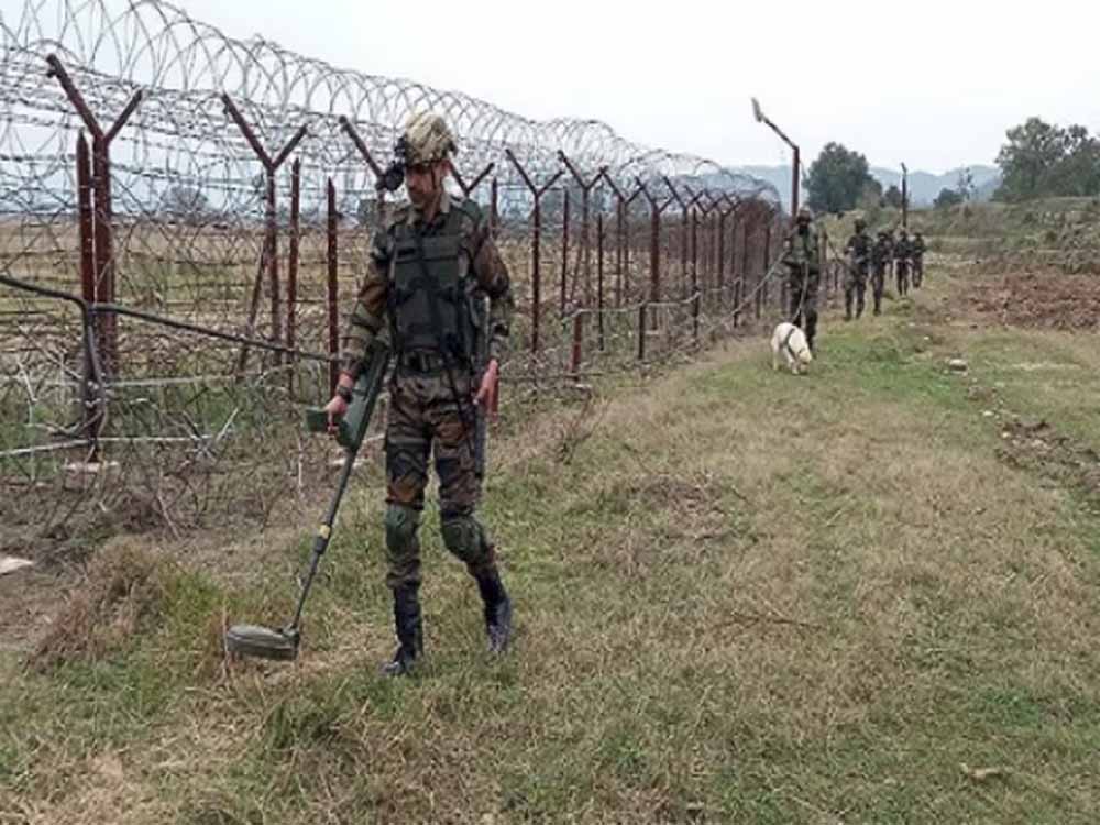 जम्मू-कश्मीर के पुलिस महानिदेशक के अनुसार LoC पर घुसपैठ की फिराक में दर्जनों आतंकी, पाकिस्तान की साजिश