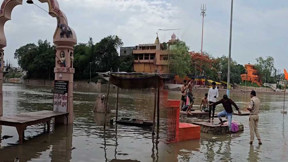 उज्जैन में शिप्रा नदी का जलस्तर बढ़ने के बाद घाटों पर पूजा अर्चना पर रोक, सुरक्षाकर्मियों की चेतावनी