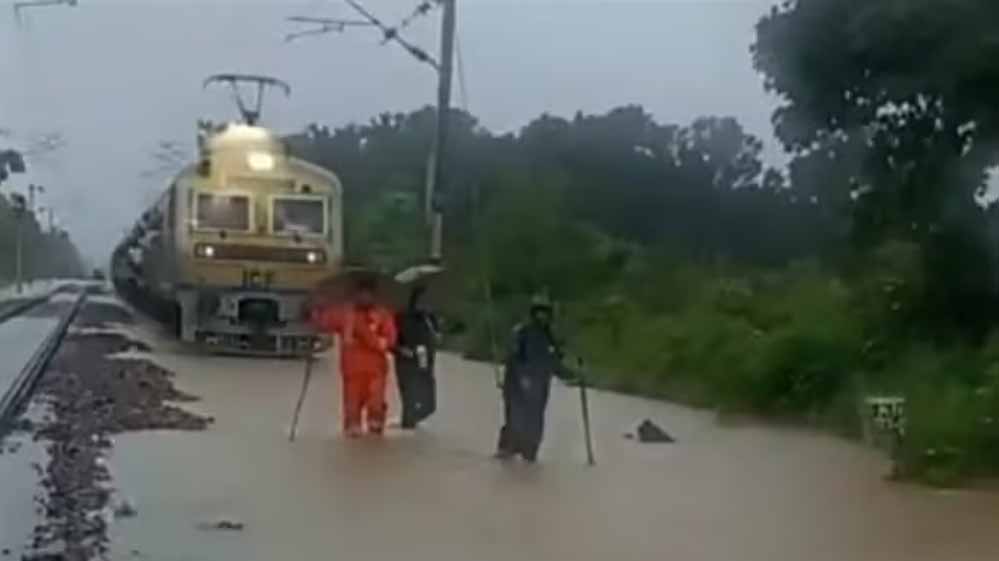 बारिश के पानी में डूबा रेलवे ट्रैक , ट्रैकमैन दिखा रहे रास्ता; वायरल हुआ वीडियो