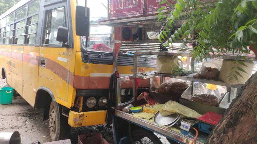 पेटलावद के पास करडावद में हुई घटना, ड्राइवर को सीने में दर्द, सूझबूझ से टाला बड़ा हादसा