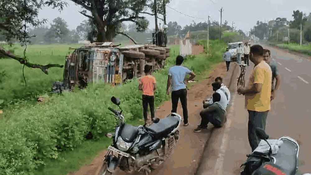 छत्तीसगढ़-पेंड्रा में अनियंत्रित ट्रक पलटा, ड्राइवर और कंडक्टर बाल-बाल बचे