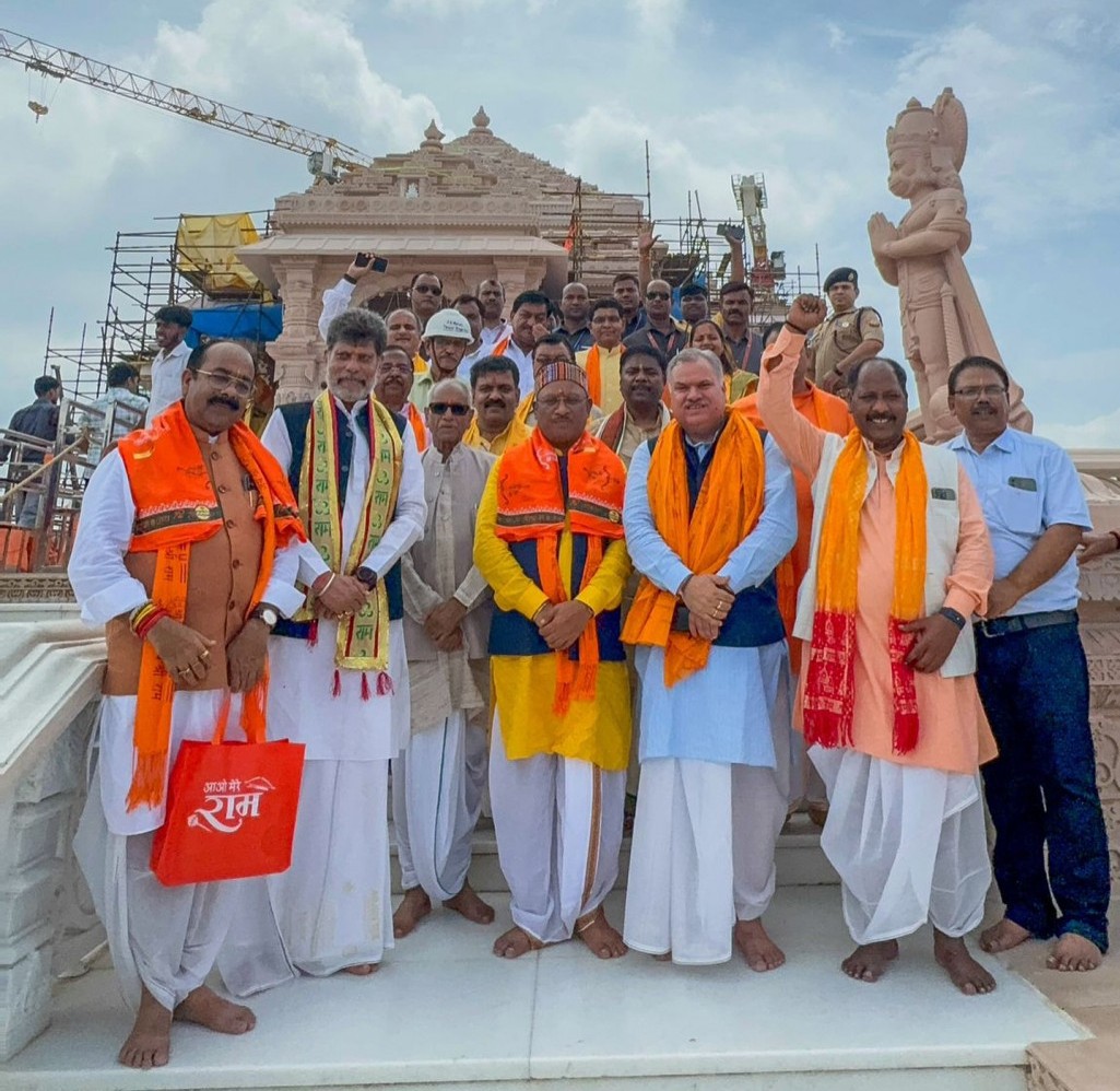 राम मंदिर में गूंजा नारा “छत्तीसगढ़ के भांचा राम, जय श्री राम, जय श्री राम,”साय कैबिनेट ने अयोध्या धाम में किए श्रीरामलला के दर्शन