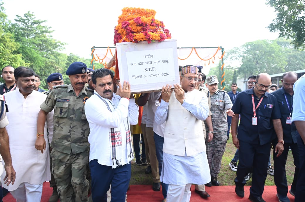 माओवादियों के आईईडी ब्लास्ट में शहीद हुए जवानों को मुख्यमंत्री व उप मुख्यमंत्री विजय शर्मा ने दी श्रद्धाजंलि