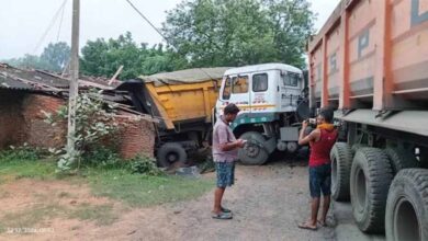 रायगढ़ बंगुरसिया रोड में दो ट्रेलर के बीच हुई भिंड़त एक घर में घुसी, बाल – बाल बचे परिजन