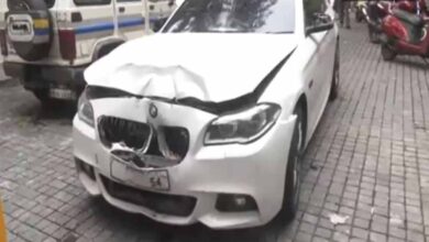 मुंबई के वर्ली इलाके में BMW कार ने दुपहिया वाहन को टक्कर मारी दी, शिवसेना नेता हिरासत में, बेटा मिहिर शाह फरार