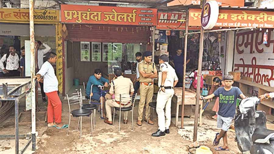 रायपुर के टिकरापारा थाना क्षेत्र में ज्वेलरी शॉप में 10 लाख की चोरी रायपुर के टिकरापारा थाना क्षेत्र में ज्वेलरी शॉप में 10 लाख की चोरी
