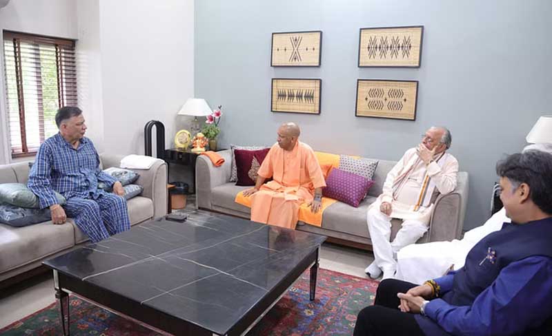 मुख्यमंत्री योगी विधानसभा अध्यक्ष सतीश महाना के घर पहुंचे और जाना उनका हालचाल