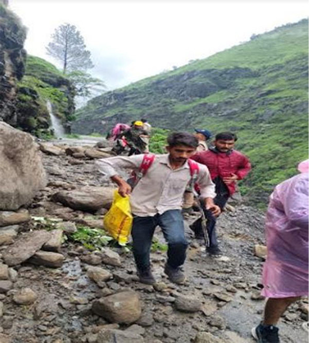 उत्तराखंड में इस बार मानसून ने आते ही अपना रौद्र रूप दिखाना शुरू कर दिया, तवाघाट में फंसे 23 यात्रियों को किया रेस्क्यू