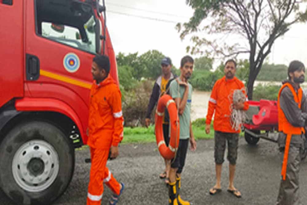 गुजरात के पोरबंदर में भारी बारिश की वजह से जलभराव हो गया, बाढ़ में फंसे लोगों को किया जा रहा रेस्क्यू