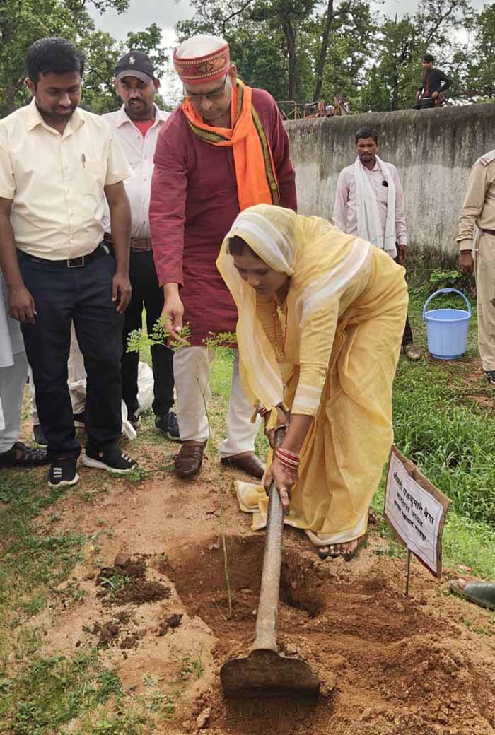 जन समस्या निवारण शिविर के द्वितीय चरण में जनप्रतिनिधियों, जिला अधिकारी एवं कर्मचारियों ने रोपे फलदार एवं छायादार पौधे