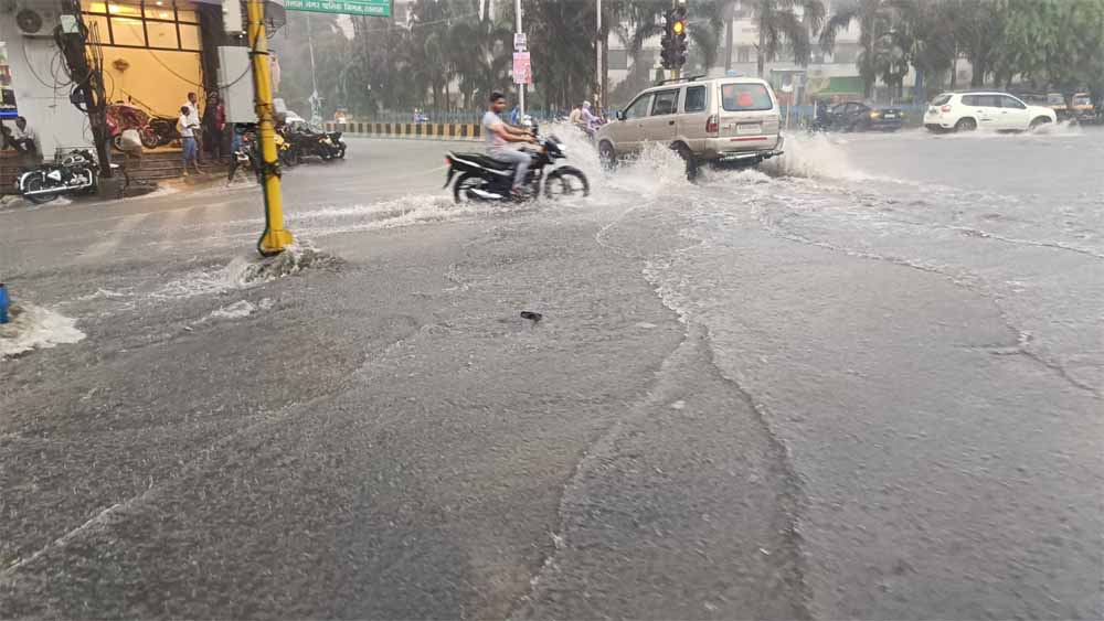 रतलाम शहर के नागरिकों को आज जोरदार बारिश की सौगात मिली, सामान्य जनजीवन प्रभावित