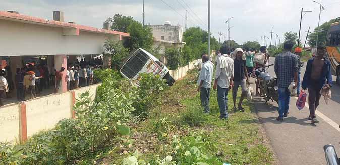 सागर में एक बस हादसे का हुई शिकार, 14 लोग घायल सागर में एक बस हादसे का हुई शिकार, 14 लोग घायल