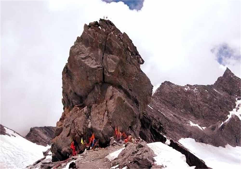 श्रीखंड महादेव यात्रा पर जा रहे श्रद्धालु के साथ रास्ते में हो गया ये दर्दनाक हादसा, खाई में फिसला पैर, हुई मौत