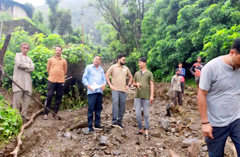 रेतुआ गांव में मूसलाधार बारिश के चलते खड्ड में आई बाढ़ में बहने से एक व्यक्ति की मौत