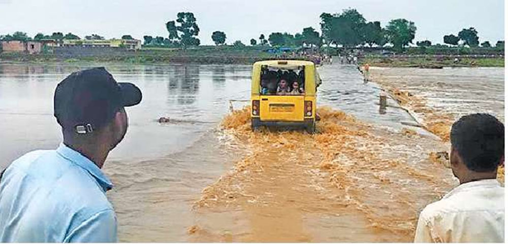 दो दिन तक हुई झमाझम बारिश ने चारों-तरफ पानी-पानी कर दिया, बड़ौदा में तो बाढ़ जैसे हालात