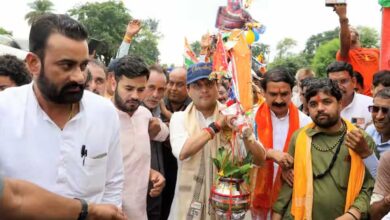 ज्योतिरादित्य सिंधिया भगवान भोलेनाथ की शरण में, कंधे पर कांवड़ उठा पदयात्रा पर निकल पड़े